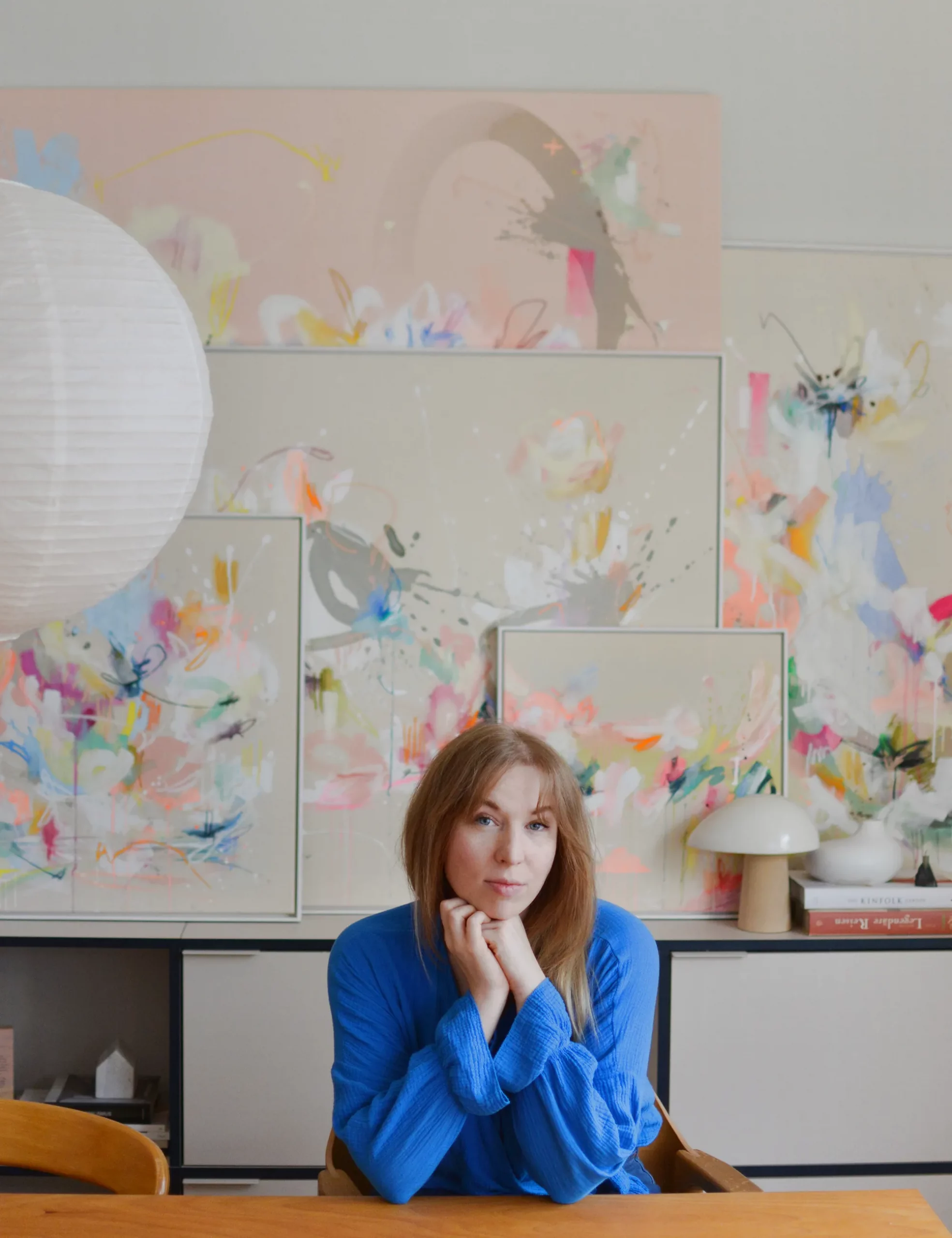 Portrait von Aylin Graalmann vor ihren Werken